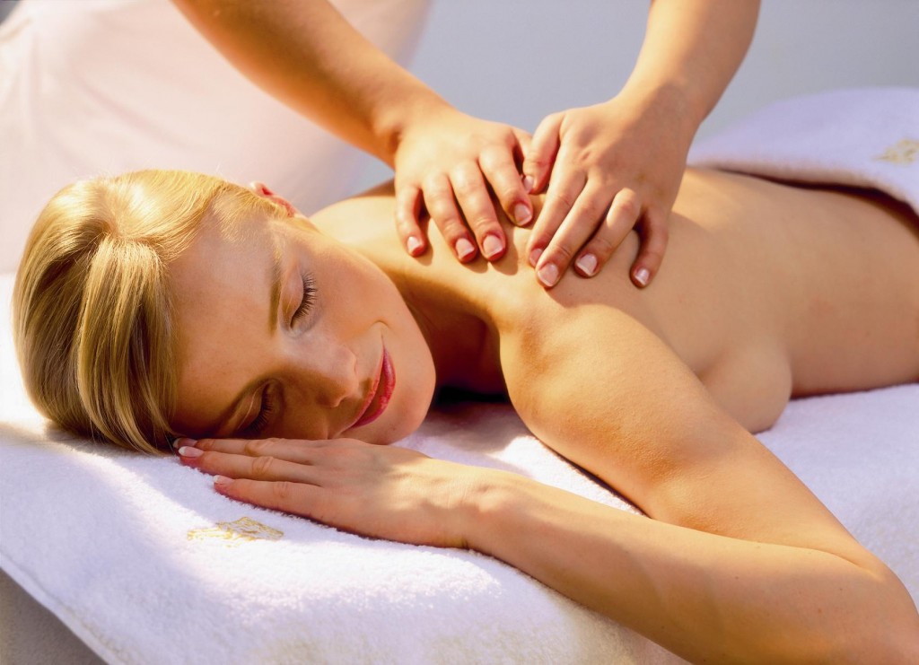massage on shoulder blades